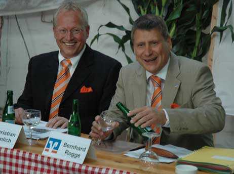 Christian Gomlich (links) und Bernhard Rogge führten durch den Abend. Foto: HELGE NORMANN 