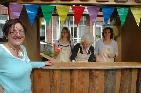 Dagmar Johannisson (links) am Stand mit den leckeren Waffeln. Foto: RD