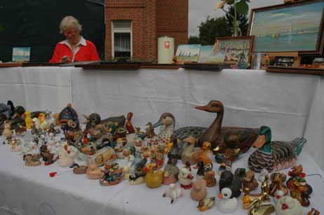 Auf dem Flohmarkt gab es eine stattliche Sammlung Enten. Foto: RD