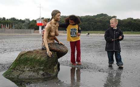 »Da ist sie!« Zoe(6)und Felix(5) sind als erste bei der Meerjungfrau. Foto: RD