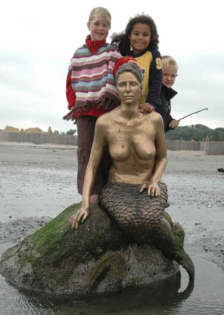 Geschafft: Sophie (7), Zoe (6) und Felix (5) mit dem Travemünder Fabelwesen. Foto: RD