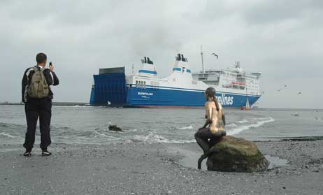 Die Ostsee-Nymphe hatte heute viele Besucher – dank Niedrigwasser. Foto: RD