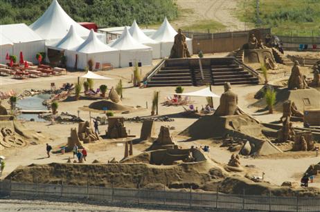 Es wird schon abgebaut – die Hanfseile sind als Erstes entfernt worden, damit Blinde und Sehbehinderte Zugang zu den Skulpturen haben. Viele Touristen ließen sich es nicht nehmen, trotz offiziellem Schluss der Sandworld den Skulpturen noch einen Besuch abzustatten.