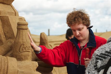 Marion Tamm aus Garbeck bei Bad Segeberg freut sich, die Coca-Cola Flasche entdeckt zu haben.