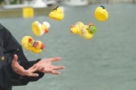 So ein Enten-Rennstart kann beeindruckende Bilder für die Presse liefern. Besonders natürlich, wenn tausende Plastik-Enten gemeinsam ins Wasser gekippt werden. Heute war nur ein Testlauf. Foto: KARL ERHARD VÖGELE 