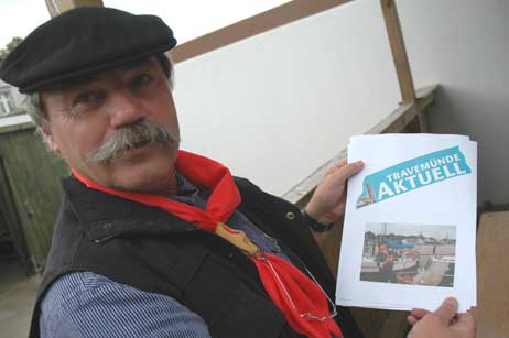 Lokführer a.D. Hans Potratz aus Kücknitz bastelt gern Collagen aus maritimen Fotomotiven. Auch den Schriftzug von »Travemünde Aktuell« hat er schon verwendet. Damit wirbt er zum Beispiel auf den Hansetagen in Lippstadt für Travemünde und das Travemünder Magazin. Foto: RD
