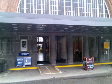 Der Strandbahnhof hat allerdings auch nach vorn zum Busbahnhof hin Türen, die immer offenstehen. Foto: RD 