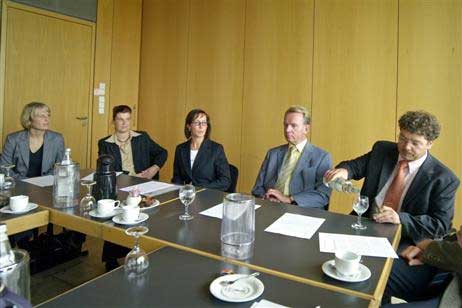 Susanne Brennecke (ServiceQualität Schleswig-Holstein, Projektleitung FH Westküste), Lübecks Tourismuschefin Andrea Gastager, der LTM-Aufsichtsratsvorsitzende Klaus Puschaddel und Coach-Ausbilder Raymond Kiesbye während der heutigen Pressekonferenz. Foto: KARL ERHARD VÖGELE