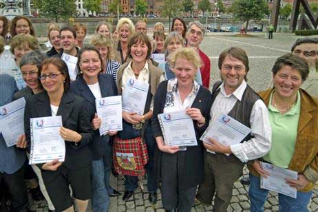 Die erfolgreichen Teilnehmer der ersten Veranstaltung. »Wir möchten die servicefreundlichste und gastfreundlichste Stadt Schleswig-Holsteins werden«, sagt Andrea Gastager (LTM). Der Qualitätsgedanke soll sich über die Coaches »wie ein Virus« über die Stadt ausbreiten. Foto: KARL ERHARD VÖGELE