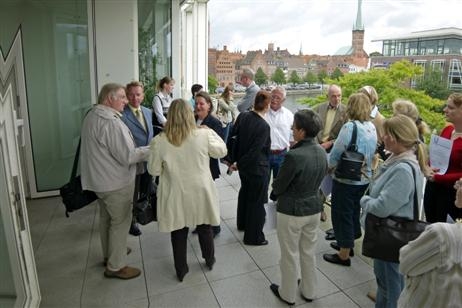 Schnell wurde klar, dass es auf dem Balkon viel zu eng war für ein Foto mit allen Seminar-Teilnehmern. Foto: KARL ERHARD VÖGELE