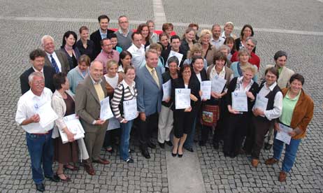 Das Zertifikat in Händen heißt es für die Teilnehmer nun, das Erlernte in die Unternehmen weiterzutragen. Foto: HELGE NORMANN