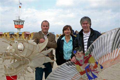 Freuen sich auf ein Drachenfest mit neuen Programmpunkten: Travemündes Kurdirektor Uwe Kirchhoff, Yamina Elsner von der Firma EPM (sorgt für die Marktstände) und Lutz Treczoks von 8er Kites. Foto: KARL ERHARD VÖGELE