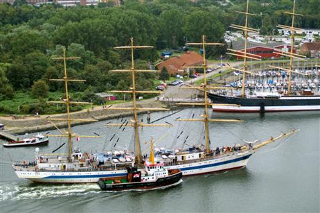 Die MIR traveaufwärts zu ihrem letzten Besuch in Travemünde.