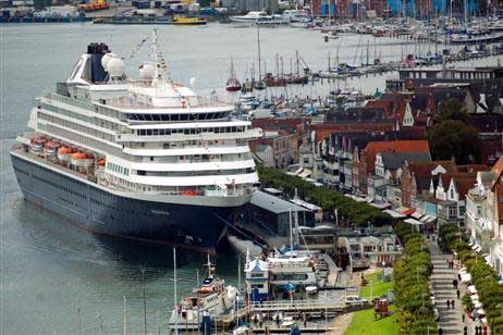 Die »Prinsendam« hatte am Dienstag als letzter Kreuzfahrer der Saison 2007 am Ostpreussen-Kai festgemacht. Foto: KARL ERHARD VÖGELE