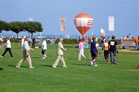 Endlich geht es los. Training auf der Wiese - der Umgang mit den Stöcken ist sehr wichtig und bestimmt später beim richtigen Nordic-Walking, wie wirksam die Armarbeit ist.