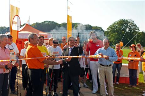 Bürgermeister Saxe gibt den Startschuss für die fortgeschritteneren Walker und die 8,5 km lange Strecke zur Hermannshöhe und zurück.