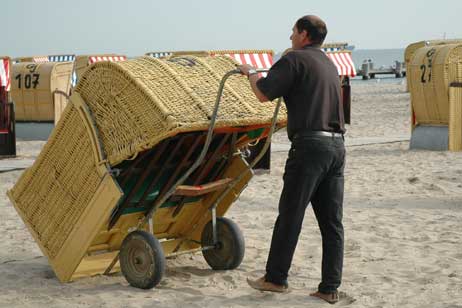 Travemünde Aktuell: Der Strand wird abgeräumt