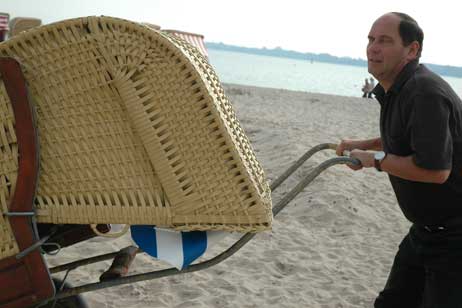 Travemünde Aktuell: Der Strand wird abgeräumt