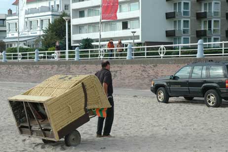 Travemünde Aktuell: Der Strand wird abgeräumt