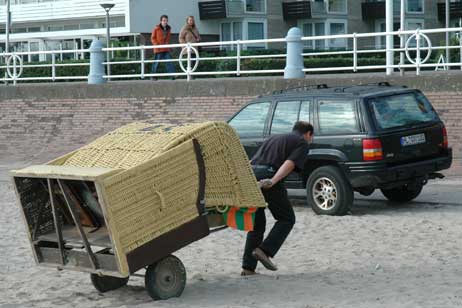 Travemünde Aktuell: Der Strand wird abgeräumt