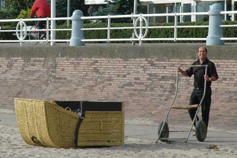 Travemünde Aktuell: Der Strand wird abgeräumt