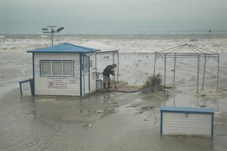 Wie auf einer Insel: Bei der Strandkorbvermietung Aichholzer versuchte ein Mitarbeiter noch Ordnung zu schaffen. Wie ist er da überhaupt hingekommen? Foto: RD