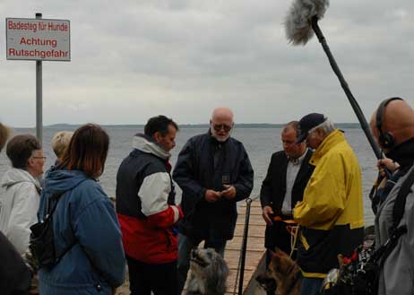 Rückblick: Am 24. Juni 2004 wurde der »Badesteg für Hunde« unter großem Medien-Interesse eröffnet. Foto: ARCHIV TRAVEMUENDE AKTUELL 