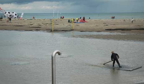 ...was nicht unbedingt zur Freude aller Kinder ist, denn die Planken lassen sich auch prima als Flöße für den großen See nutzen, der am Strand entstanden ist. 