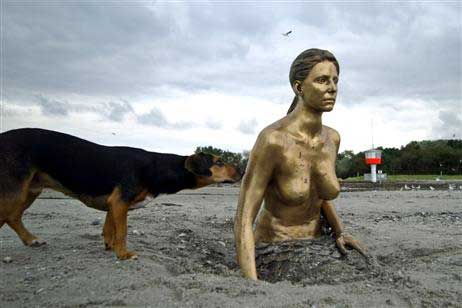 Travemünde Aktuell: Nymphe im Sand