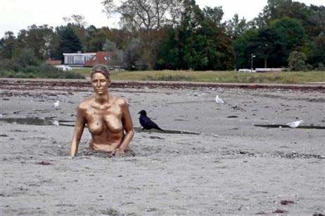 Travemünde Aktuell: Nymphe im Sand