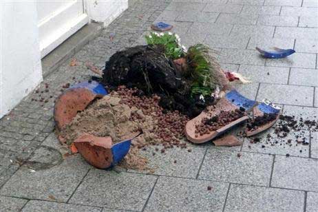Zerstörter Blumenkübel in der Vorderreihe: Wer hat etwas gesehen? Foto: KARL ERHARD VÖGELE