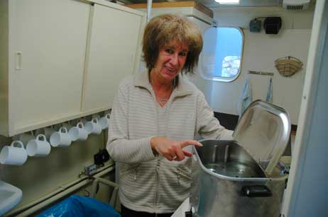 Hier gabs immer die guten heißen Bockwürstchen: Hannelore Tuchtenhagen in der kleinen Schiffs-Küche. Foto: HELGE NORMANN