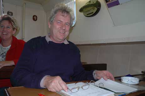 Lächelt, auch wenn er Zollformulare ausfüllen muss: Peter Tuchtenhagen. Auf jeder Fahrt mit der »Peter II« kann jeder Gaste zwei Schachteln Zigaretten zollfrei einkaufen. Foto: HELGE NORMANN