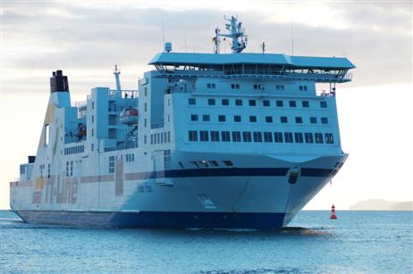 MS PETER PAN vor Erreichen der Travemündung.