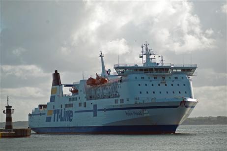 MS ROBIN HOOD passiert die Mole in Travemünde.