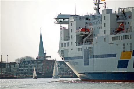 MS NILS HOLGERSON erreicht Travemünde.