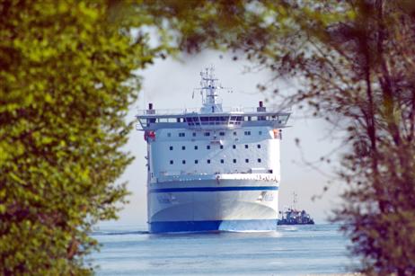 MS NILS DACKE vom Priwall aus fotografiert mit Kurs Mole Travemünde.