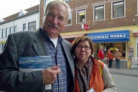 Kuddel und Helene aus Hamburg holten sich eines der ersten Exemplare. Aber keine Sorge: Es wurden 400.000 »Fisch«.Bücher gedruckt. Und wenn die nicht reichen sollten, wird nachgedruckt. Alle Fotos: KARL ERHARD VÖGELE 