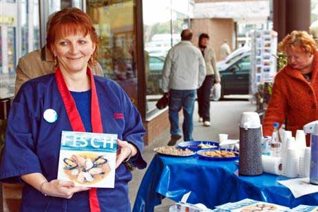 Petra Wöbke-Tarnow verteilte heute die ersten Exemplare des kostenlosen Buches »Fisch«. Und lud auch gleich zur Fischprobe. Foto: KARL ERHARD VÖGELE 