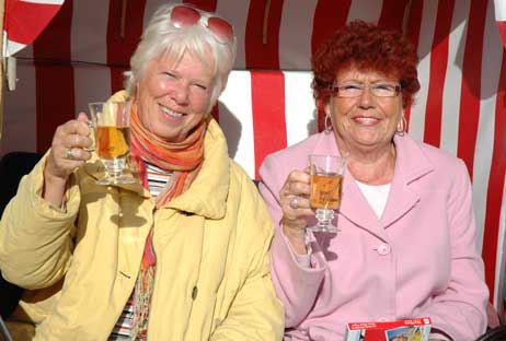 Mit dem guten nördlichen, doppelten Grog eröffneten Ulla aus Lübeck (links) und Helga aus Travemünde (rechts) heute die Grog-Saison am Strand. Foto: RD