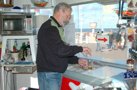 4cl ordentlicher Rum, der Rest heißes Wasser, 2-4 Stück Zucker nach Geschmack und ordentlich umrühren. Jürgen Schlicht weiß, wo und wie der Grog wärmt. Foto: RD