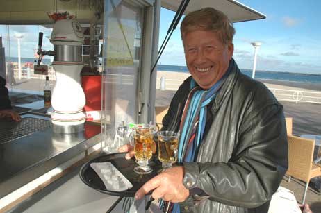 Herr Brügmann holt die zweite Runde für den Strand... Foto: RD