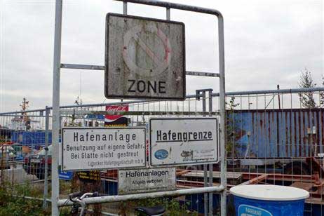 Am Schilderwald im Fischereihafen störte sich bisher kaum ein Autofahrer. Eine Schranke soll den Zugang jetzt regeln. Foto: KARL ERHARD VÖGELE