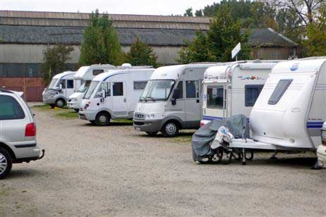 Der Park- und Reisemobilstellplatz am Fischereihafen ist auch um diese Jahreszeit noch gut besucht. Wenn sich alle einig sind, könnte es für PKW-Fahrer bald eine Parkgebühren-Rückvergütung beim Fischkauf geben. Foto: KARL ERHARD VÖGELE