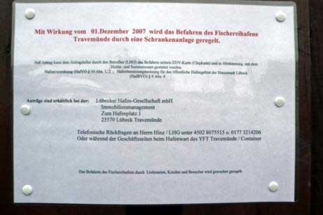 Ein kleines Hinweisschild kündigt den Termin an: Ab 1. Dezember gibt es keine freie Durchfahrt in den Hafen hinein mehr. Foto: KARL ERHARD VÖGELE