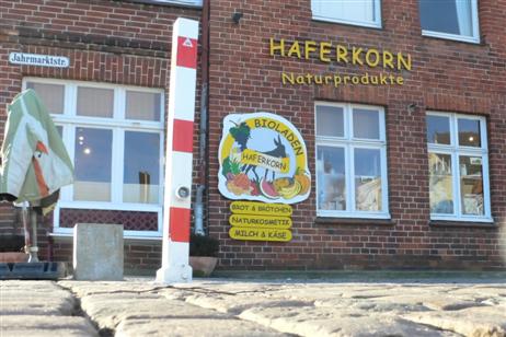 Unvergessen der Poller. Jahrzehnte gingen ins Land, bis dieses kleine Wahrzeichen für einen nie endenden und eisernen Bürgerwillen eingesetzt wurde und seit dem für eine ruhige Jahrmarktstraße sorgt.