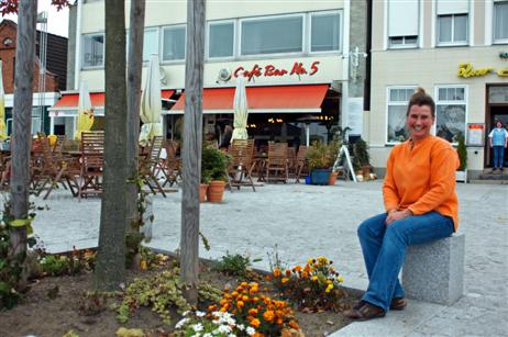 Frau Tatjana Hogrefe pflanzte als Erste Blumen zum Bäumchen vor ihrer Café Bar No 5.