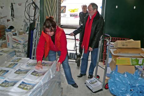15.000 Exemplare wurden heute auf Paletten angeliefert. In Packs zu 50 Stück gehen sie an die Verteilerinnen und Verteiler ins Auto.
