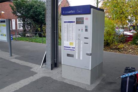 Ob denn im Strandbahnhof bald neben dem blauen Fahrkartenautomaten ein roter für Fernverbindungen stehen wird, wollten die Bürger auf der letzten Sitzung des Ortsrates wissen. Der Vertreter der Bahn hielt sich bedeckt und meinte, dass eine neue Generation von Automaten im Anmarsch sei. Wann uns dann ein solcher erreichen würde, der alle Fahrkarten ausdrucken kann, das haben wir nicht erfahren. Auch nicht, ob bis dahin doch noch ein roter Fahrkartenautomat kommen wird. Also abwarten. Es wird besser. Aber es dauert halt alles ein bisschen länger.