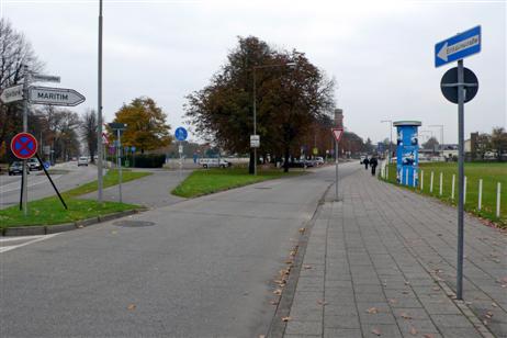 In Blickrichtung ist die Trelleborgallee Einbahnstraße. Doch viele Radfahrer fahren auch entgegen diese Richtung, was sie gar nicht dürfen. Sie meinen, es spräche doch nichts dagegen, die Trelleborgallee in beiden Richtungen für die Radfahrer freizugeben. Bisher sind alle Bemühungen des Ortsrates gescheitert. Man wolle aber dran bleiben, hieß es.